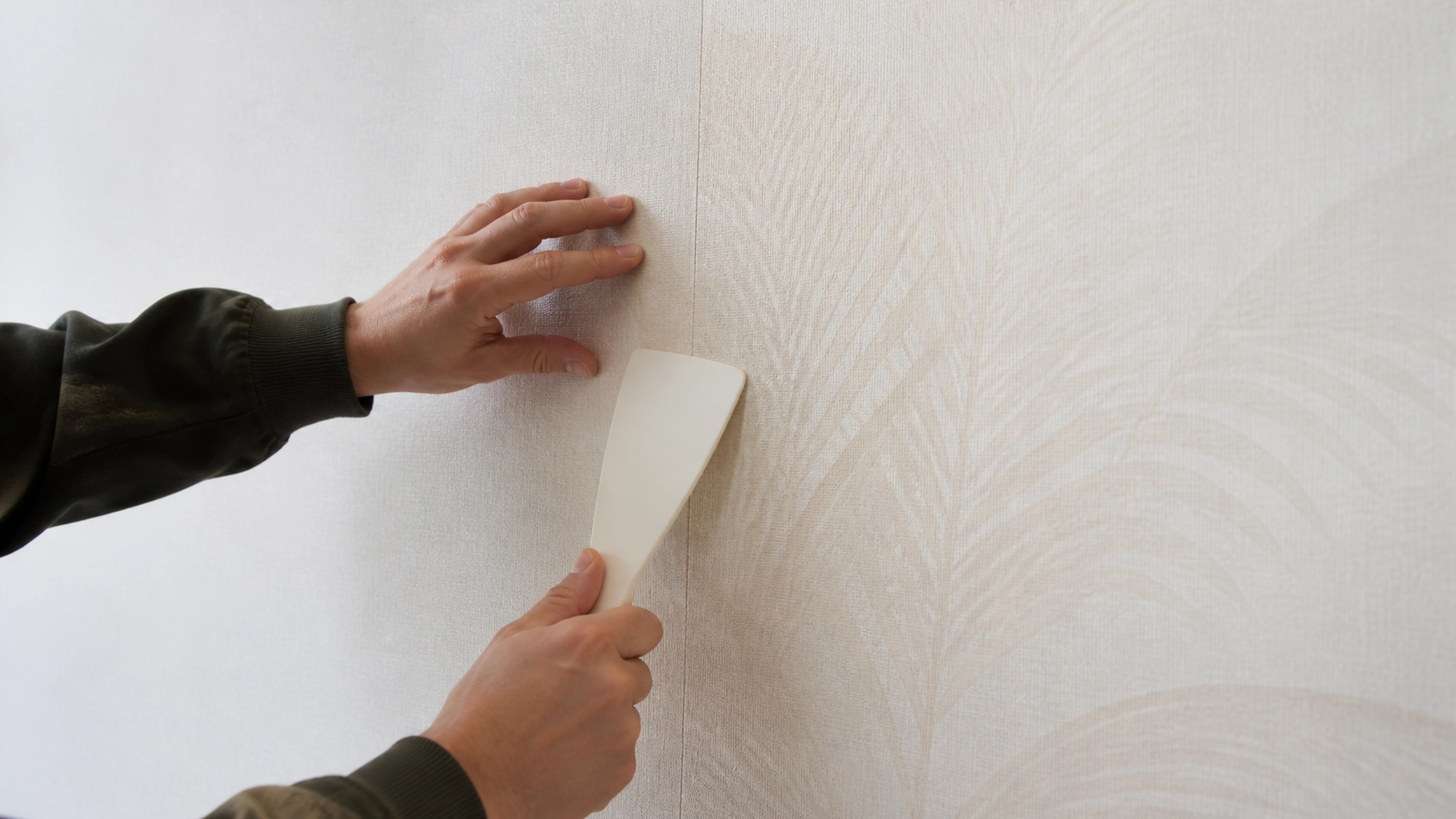 Illustration éditoriale pour l’article « Comment cacher les raccords de papier peint efficacement »