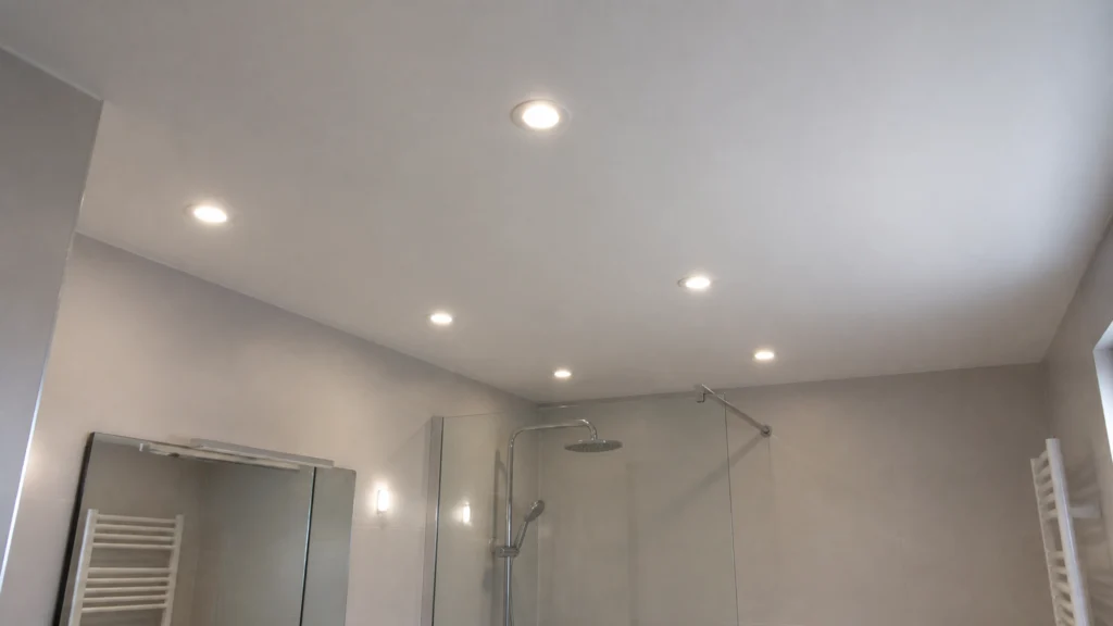 Illustration éditoriale pour l’article « Réussir votre faux plafond avec spots en salle de bain »