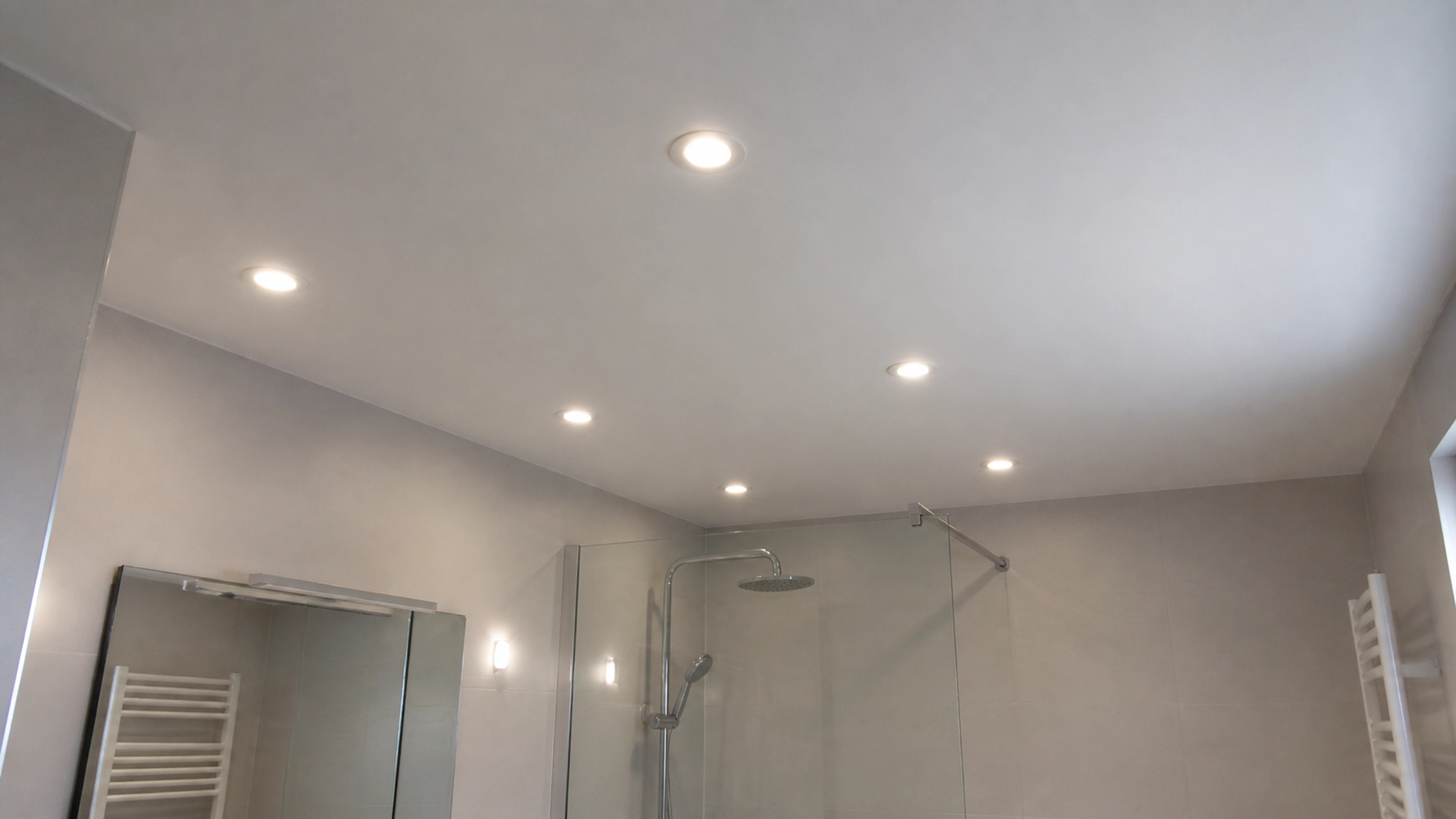 Illustration éditoriale pour l’article « Réussir votre faux plafond avec spots en salle de bain »