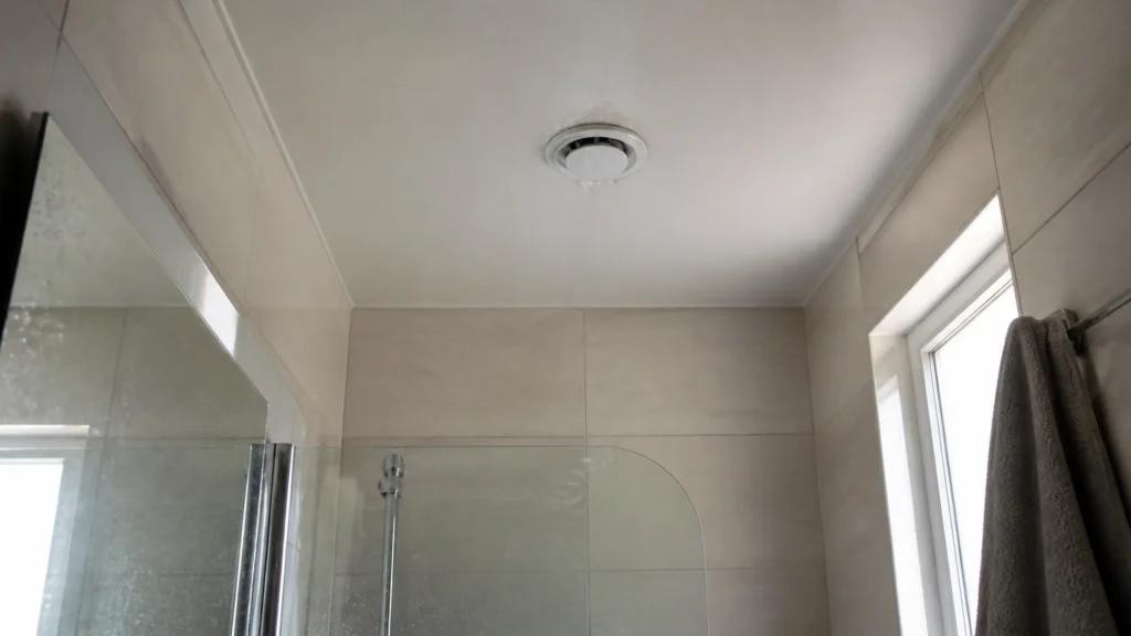 Illustration éditoriale pour l’article « Humidité salle de bain avec vmc : comment la réguler enfin »