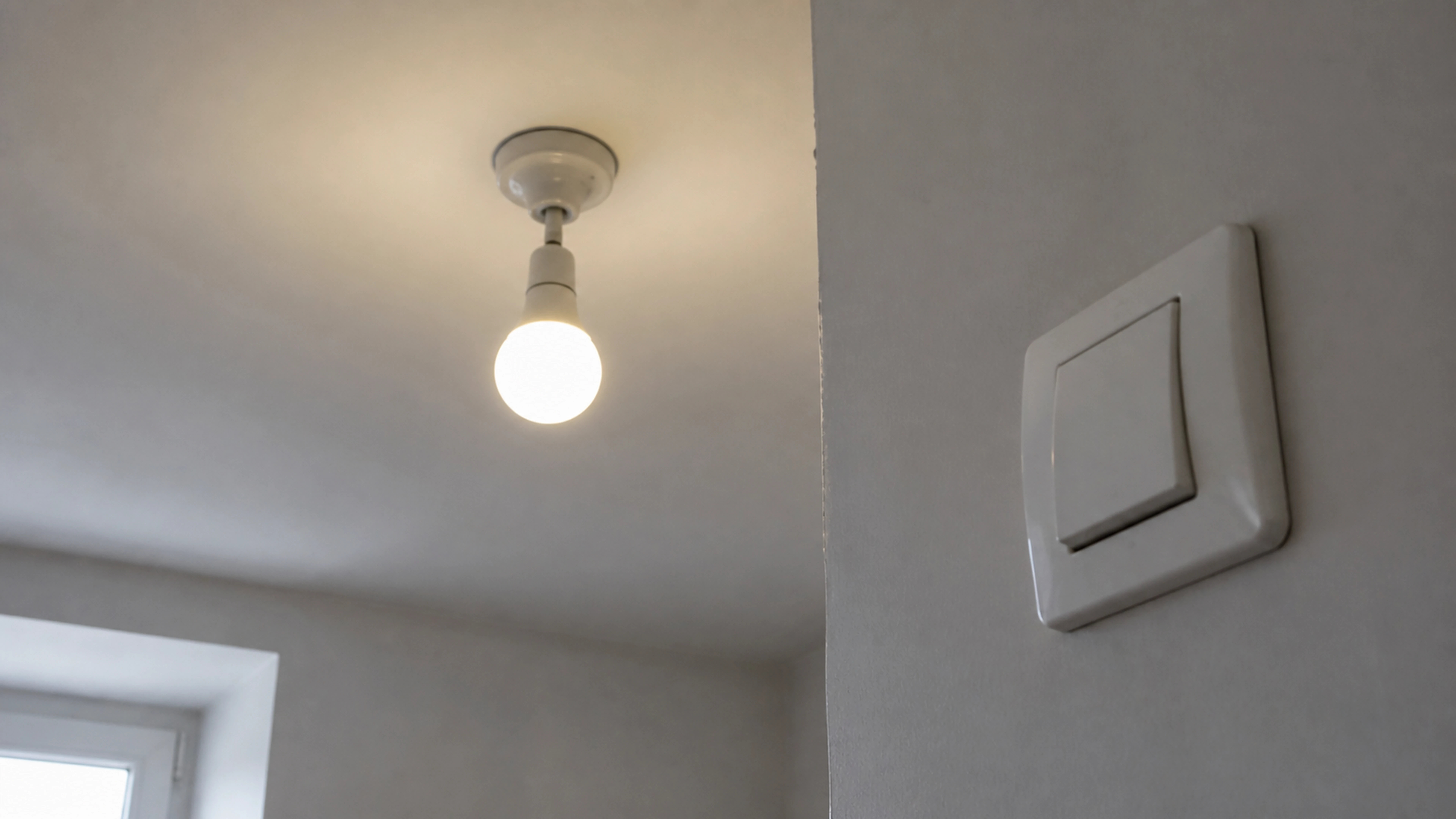 Illustration éditoriale pour l’article « Ampoule LED allumée avec l'interrupteur éteint : les solutions »