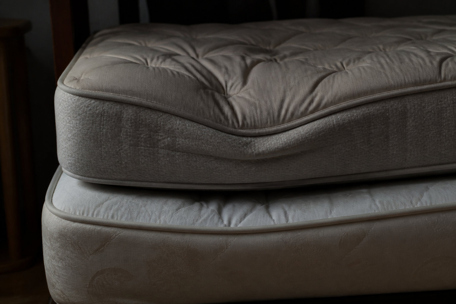 Pourquoi superposer deux matelas nuit à votre santé
