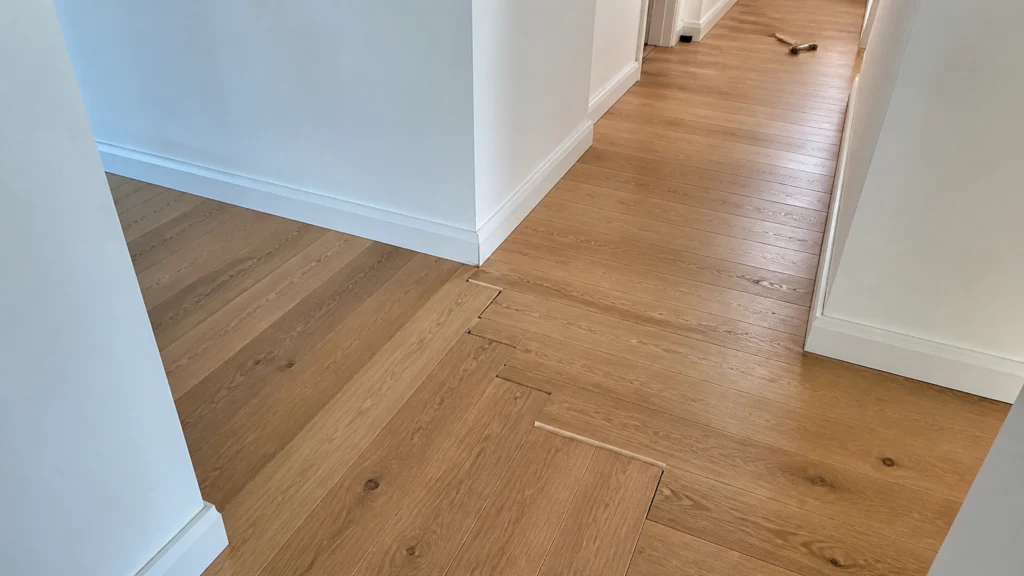 Illustration éditoriale pour l’article « Quel sens de pose pour votre parquet en couloir en L »